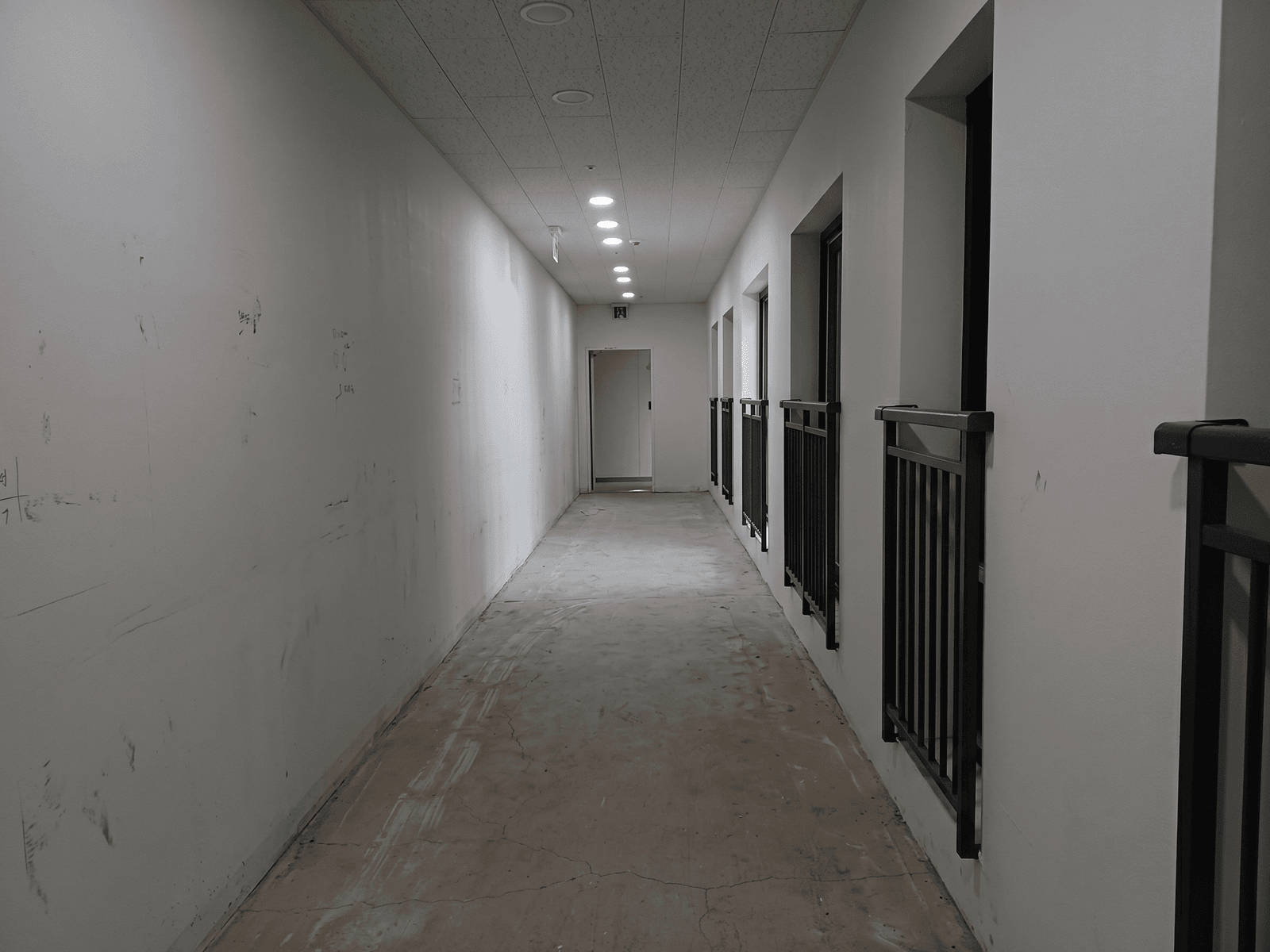 안산 아파트 모델하우스 — 공사 중이던 시공 전 통로