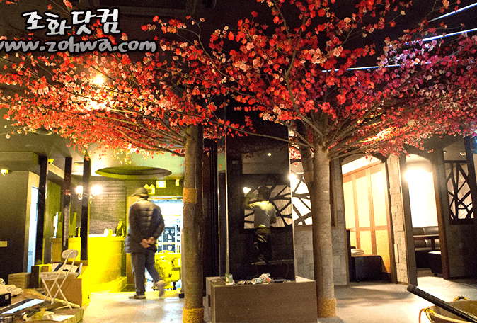 안양 LJ BAR — 매화나무가 자리 잡은 바 실내