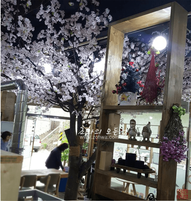 동해 아라카페 — 굵은 기둥과 진열 자리