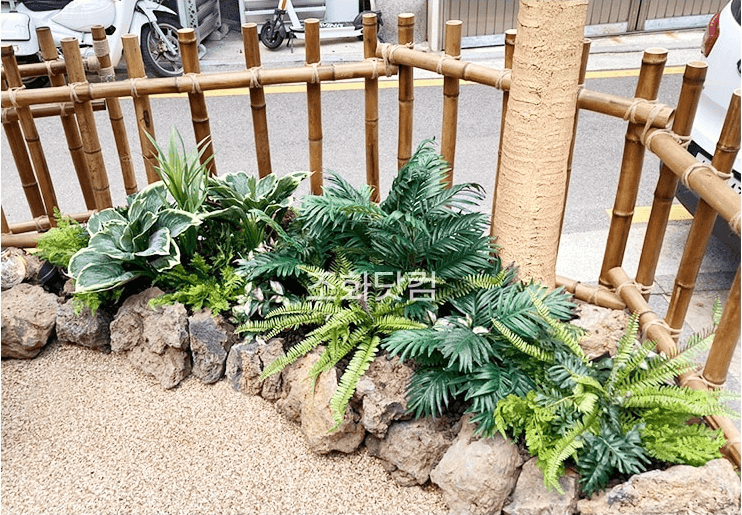 서울 에이스크랩 강남점 — 야자수 밑동과 진짜 화산석으로 마감한 화단