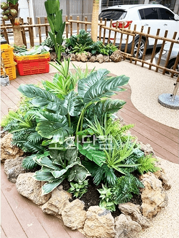 서울 에이스크랩 강남점 — 극락조화·몬스테라와 진짜 화산석이 어우러진 화단