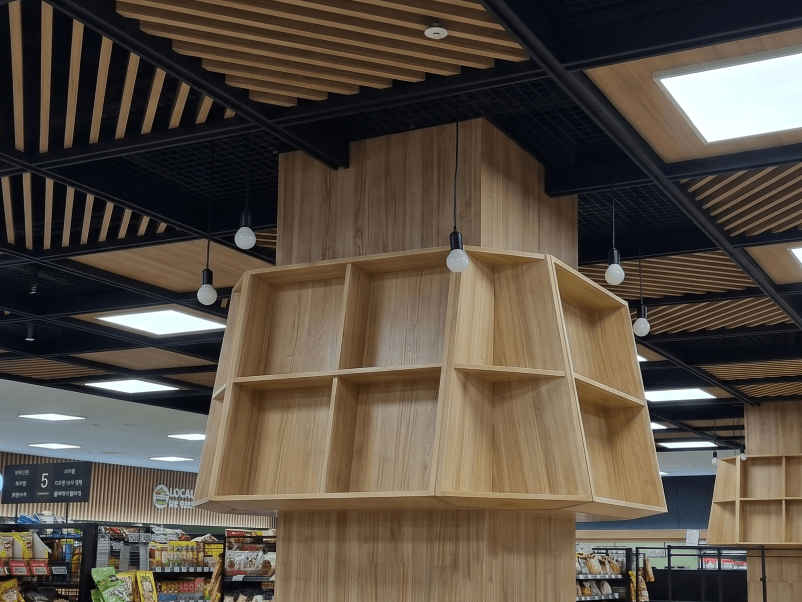 아산 하나로마트 — 시공 전 선반 상단과 격자 천장 사이 빈 공간