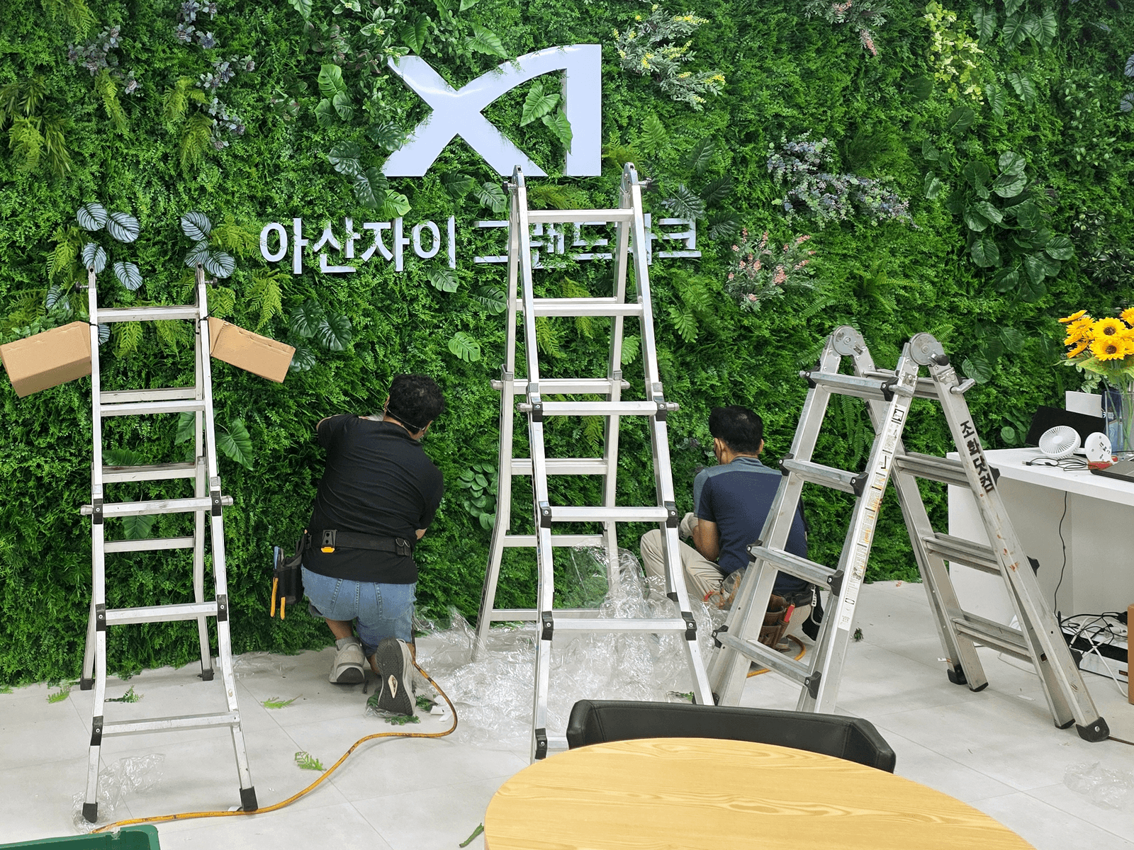 아산 자이그랜드파크 분양사무실 — 사다리 위에서 진행한 식물벽 작업