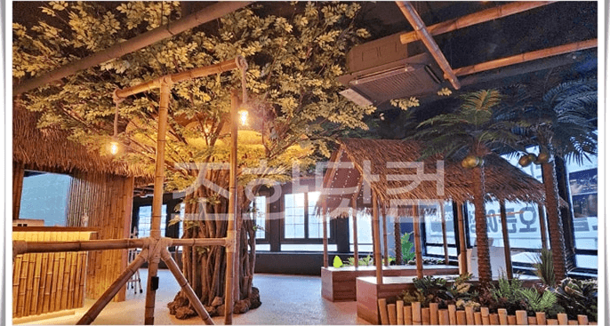 인천 발리앤발리 계산점 — 대형 넝쿨나무와 우드 좌석, 조명이 어우러진 발리풍 홀 전경