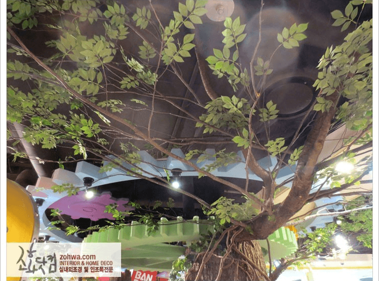 서울 용산 반다이 완구매장 — 천장까지 퍼진 가지