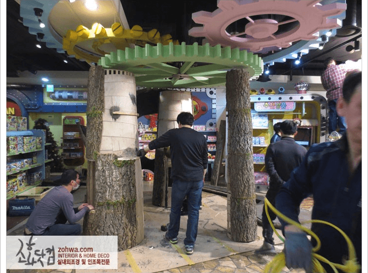 서울 용산 반다이 완구매장 — 굴피나무 목대와 톱니바퀴 조형