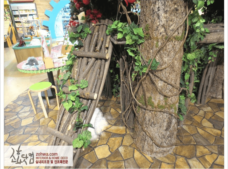 서울 용산 반다이 완구매장 — 넝쿨 감은 목대와 인조잔디