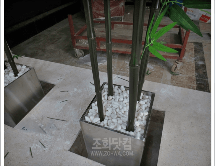 방배 롯데캐슬 게스트하우스 — 유리 플랜트박스에 자갈로 마감한 화단
