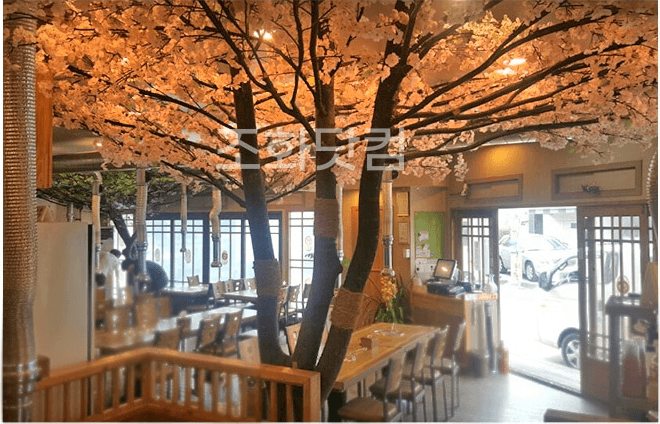 화성 벌집삼겹살 — 느티나무 아래 좌석