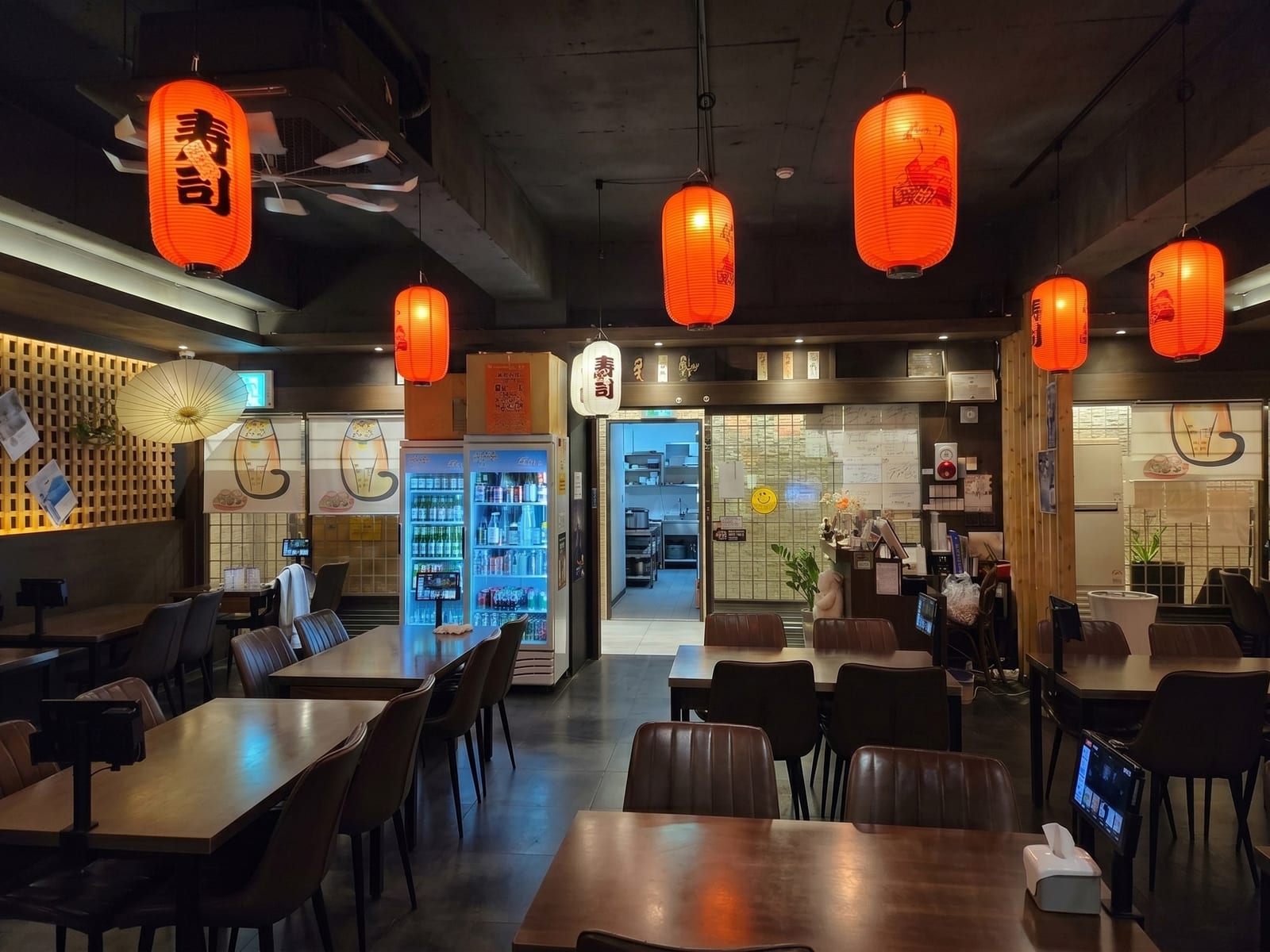 서울 강남 이자카야 — 시공 전, 검은 노출 천장에 초롱만 걸려 있던 홀