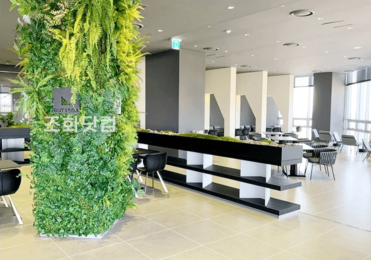인천 송도 보테가9 카페 — 기둥을 감싼 인조 벽면녹화