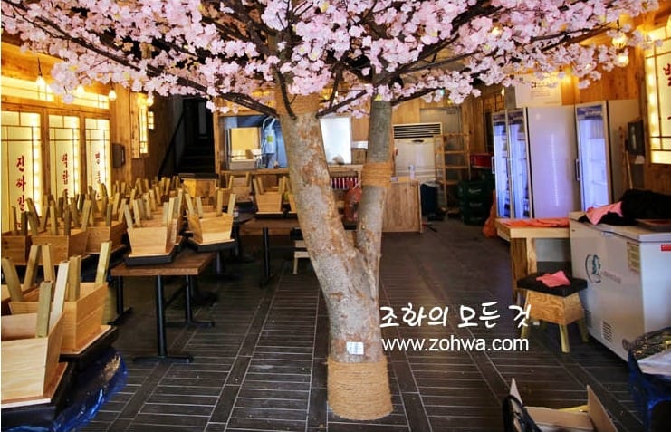 부산 만만코코로 해운대점 — 벚꽃나무 기둥