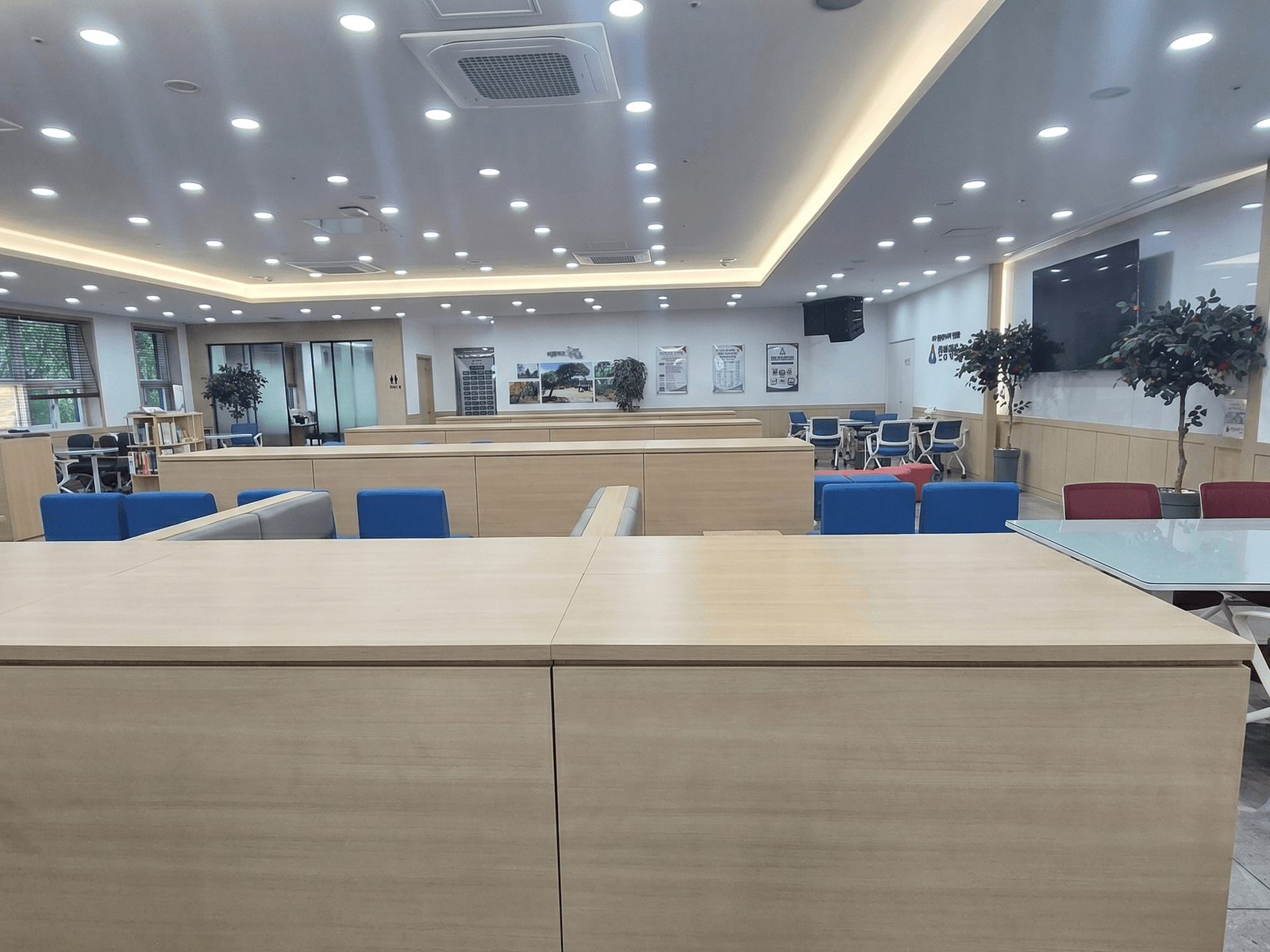 충남 천안 연암대학교 — 시공 전, 빈 플랜트박스만 늘어서 있던 라운지