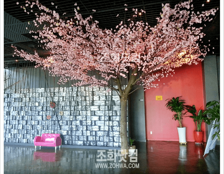 대구 캐스케이드 레스토랑 — 로비의 매화나무 포토존