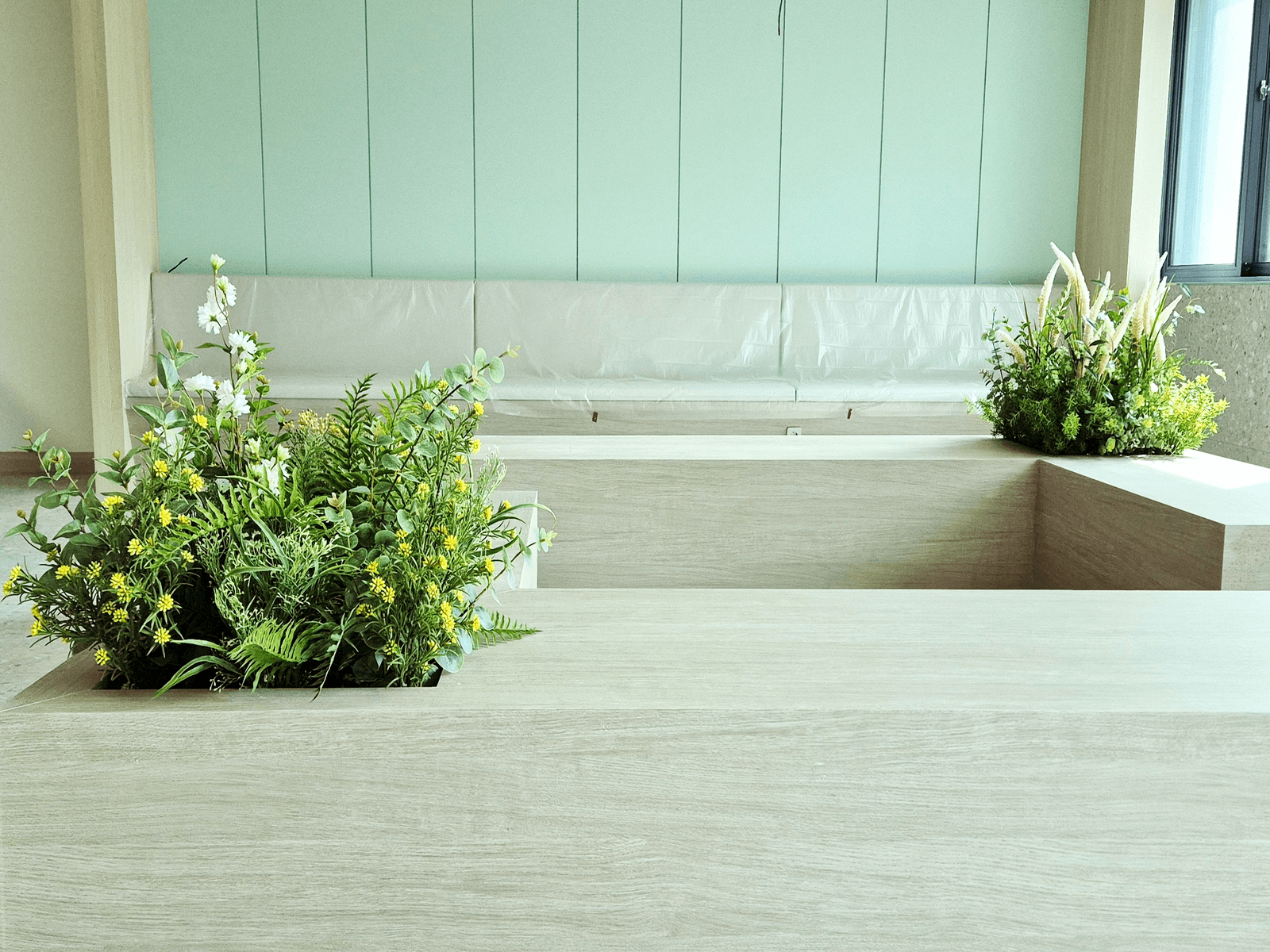 청주 충북대학교 인문대학 — 표정을 달리한 벤치 사이 매립박스