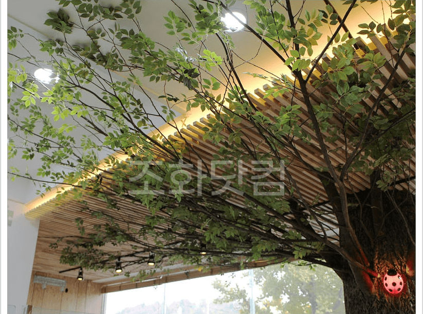 창원 키즈카페 마산점 — 천장 가지와 무당벌레 디테일