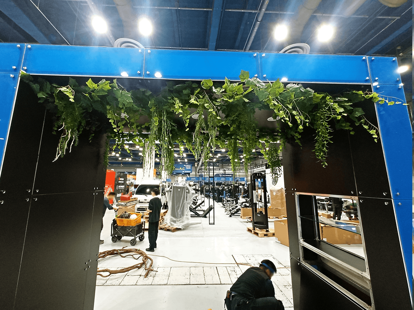 코엑스 스타필드 행사장 — 부스 안쪽에서 본 상단 행잉 넝쿨