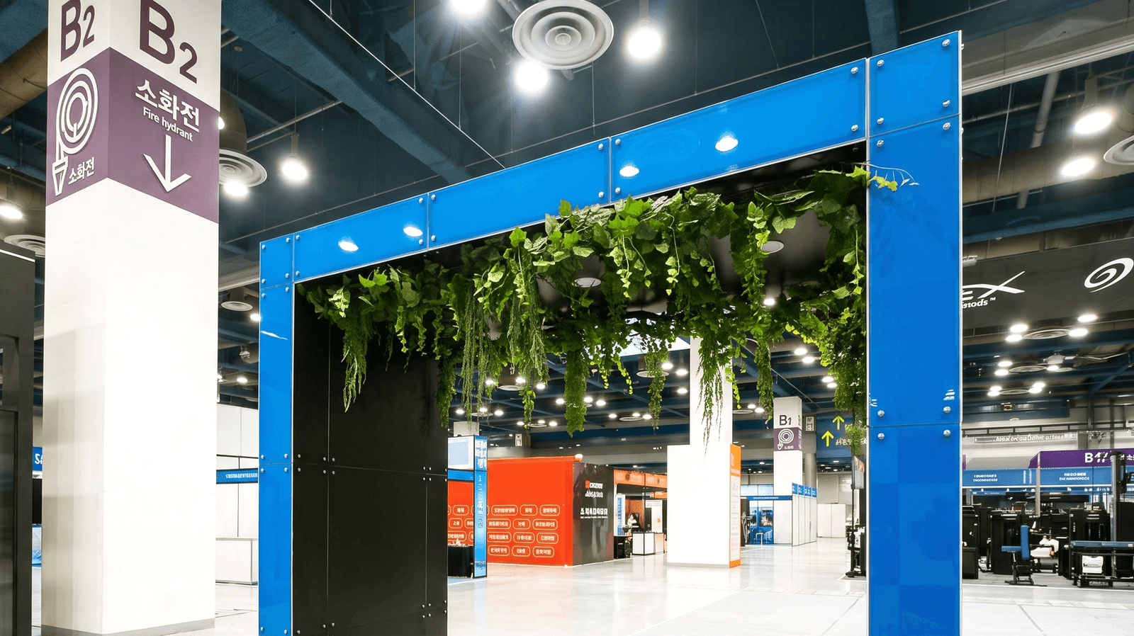 코엑스 스타필드 행사장 — 바닥을 차지하지 않는 천장 행잉 조경