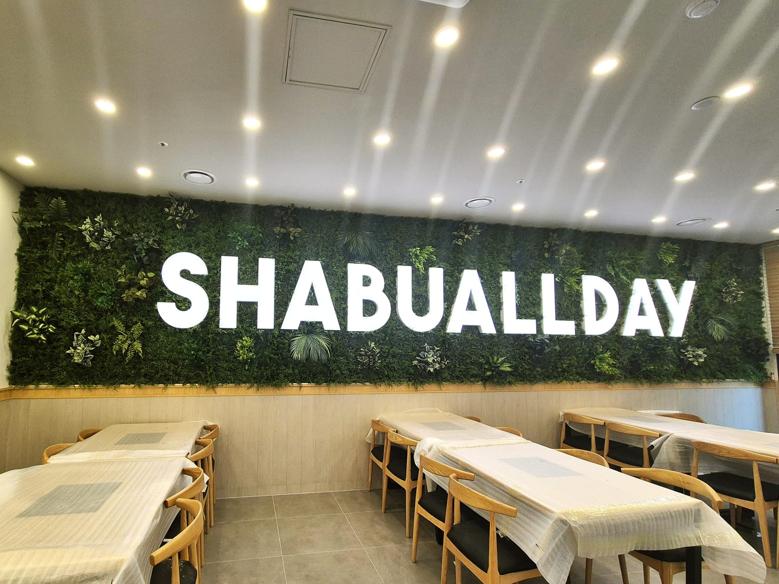 광명시 샤브올데이 좌석 벽면 — 'SHABUALLDAY' 글자를 살린 인조 벽면녹화