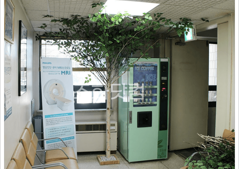 서울 인수동 대한병원 — 대기 공간을 편안하게 만든 인조 자작나무