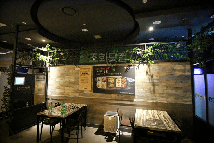 서울 더냄비 강남역점 — 벽면 넝쿨까지 이어진 매장