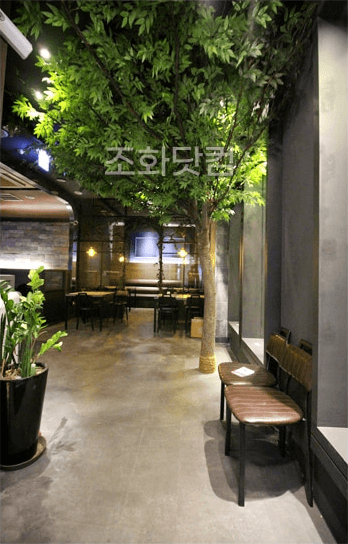 서울 더냄비 강남역점 — 나무 곁의 아늑한 코너 자리