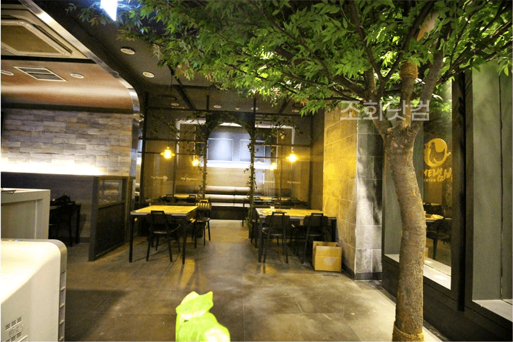 서울 더냄비 강남역점 — 사진 배경이 되는 나무 아래 자리