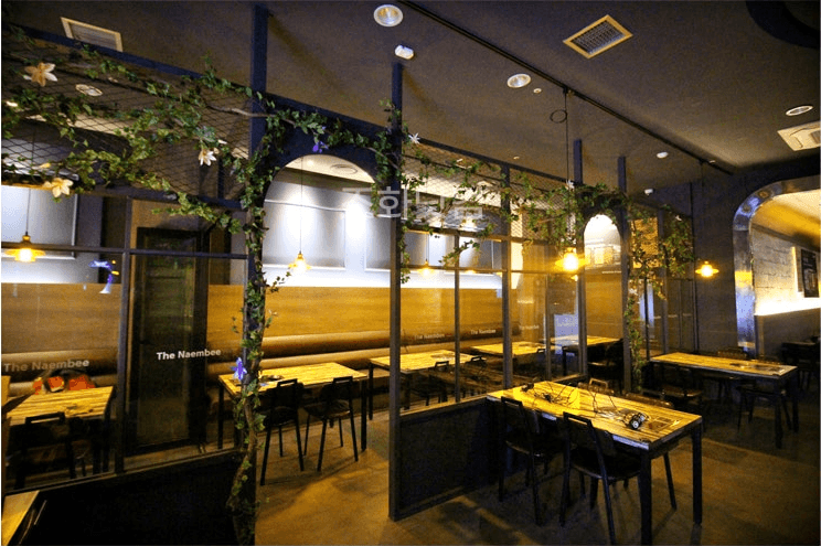 서울 더냄비 강남역점 — 천장 넝쿨이 이어진 숲속 술집