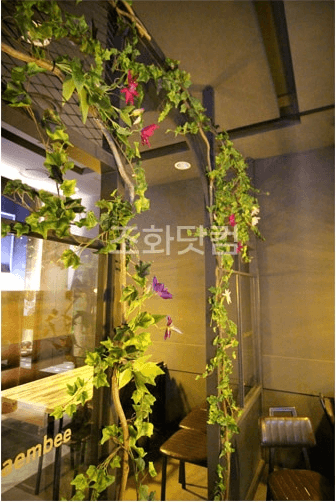 서울 더냄비 강남역점 — 파티션을 채운 넝쿨 디테일