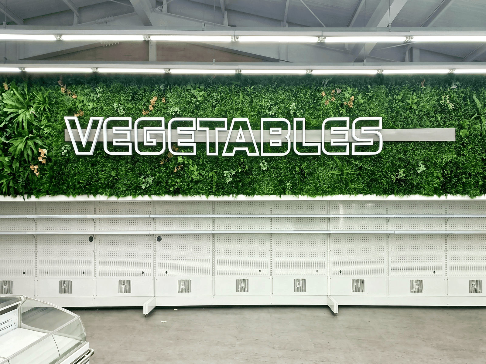 천안 엔마트 천안점 — 초록 벽 위 VEGETABLES 간판과 꽃 포인트
