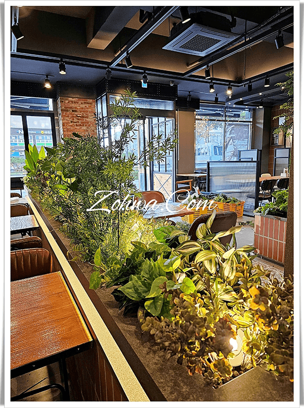 세종 파머스치킨 나성점 — 저녁 조명 아래 살아나는 초록
