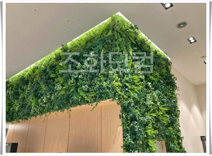 강릉시 강릉아트센터 — 천장이 꺾이는 경사 코너까지 이어진 벽면녹화