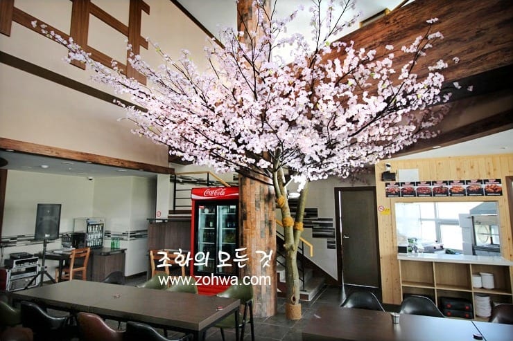 김천 원정간장게장 — 홀 중앙 벚꽃나무 한 그루