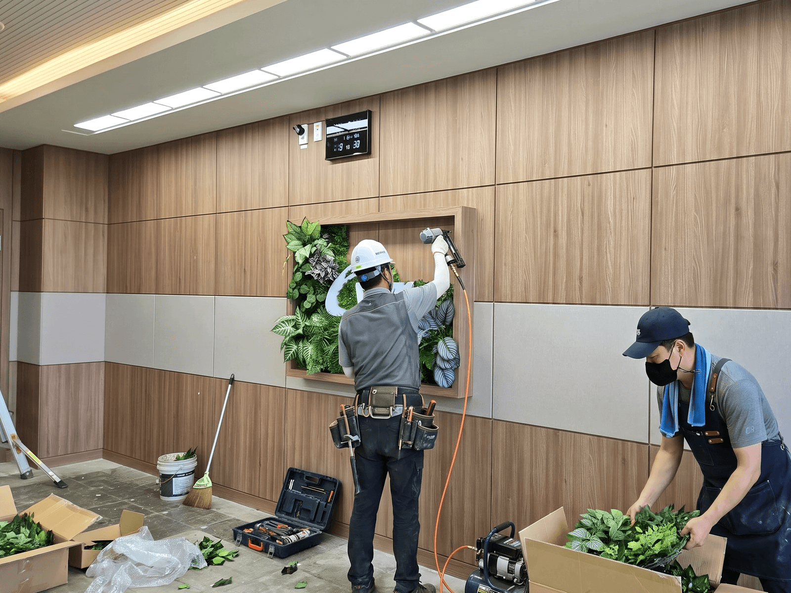 김포 한국서부발전본부 — 현장 설치를 진행하는 조화닷컴 작업