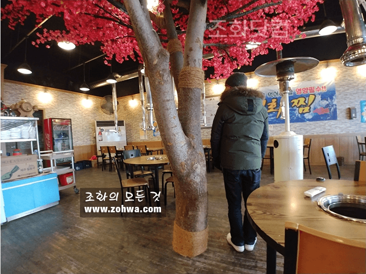 대구 고향참숯막창 — 매장 중앙의 굵은 나무 기둥