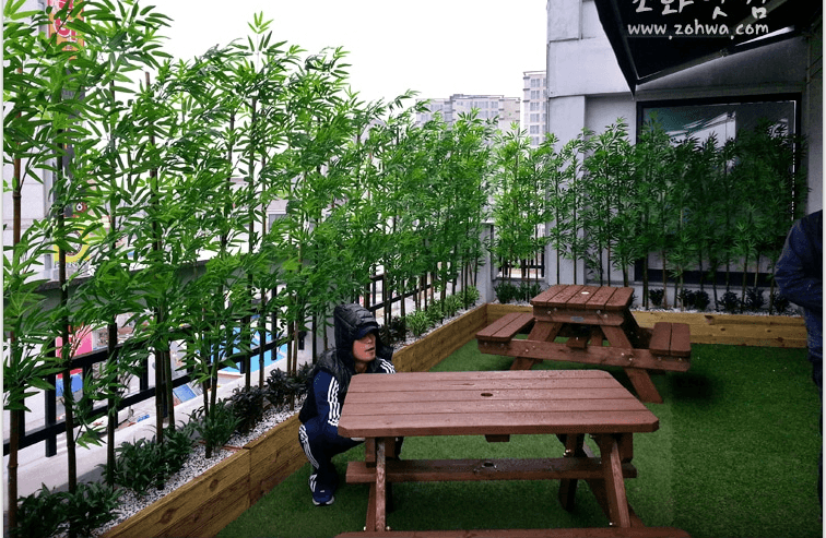 인천 계양구 헬로방방 — 여러 테이블이 놓인 아늑한 테라스