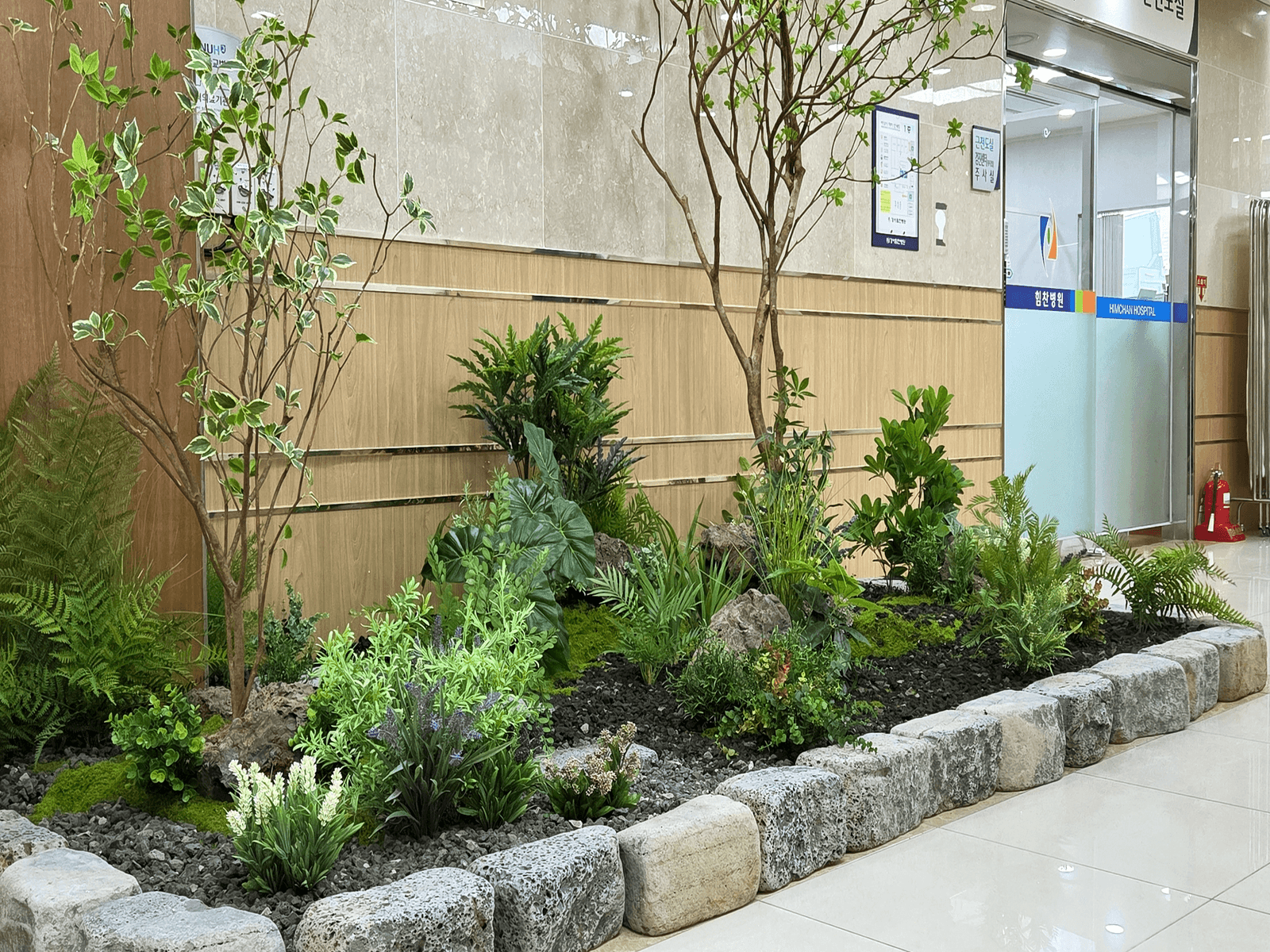 설계부터 마감까지 한 흐름으로 조성된 서울 강서힘찬병원 화단