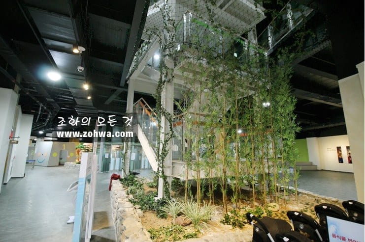 익산 전북 과학교육원 — 기둥과 나무가 이어진 로비 전경