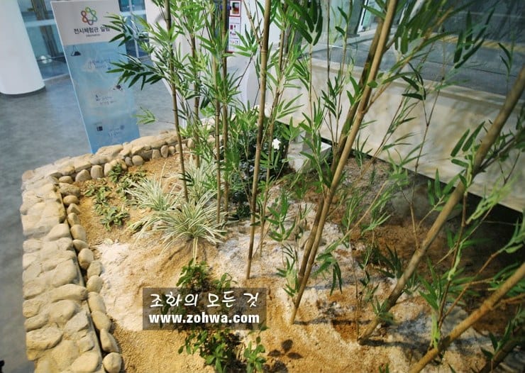 익산 전북 과학교육원 — 기둥 옆 인조 대나무 화단