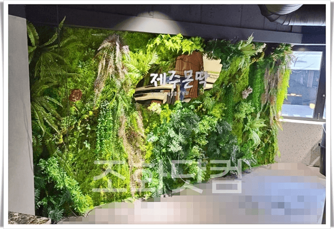 고양 라페스타 제주몬딱 라페스타점 — 로고 간판을 품은 제주풍 벽면녹화