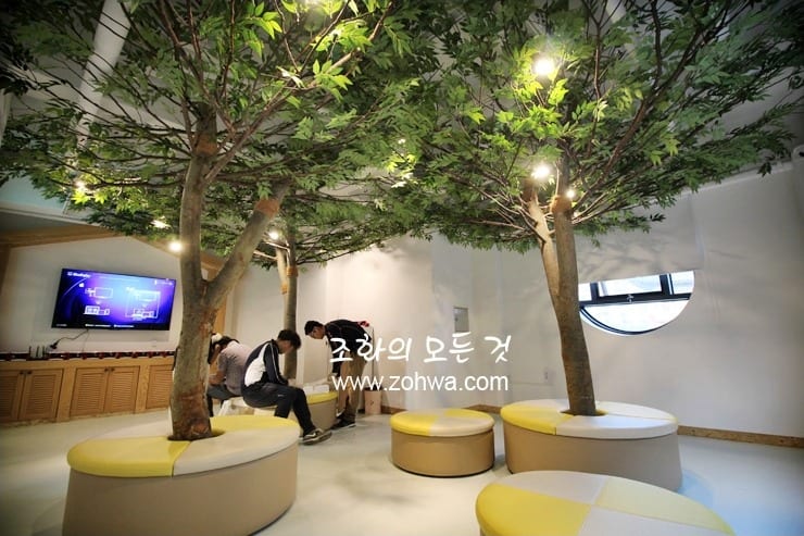 경남 진주 진주어린이환경박물관 — 나무 아래 둥근 벤치
