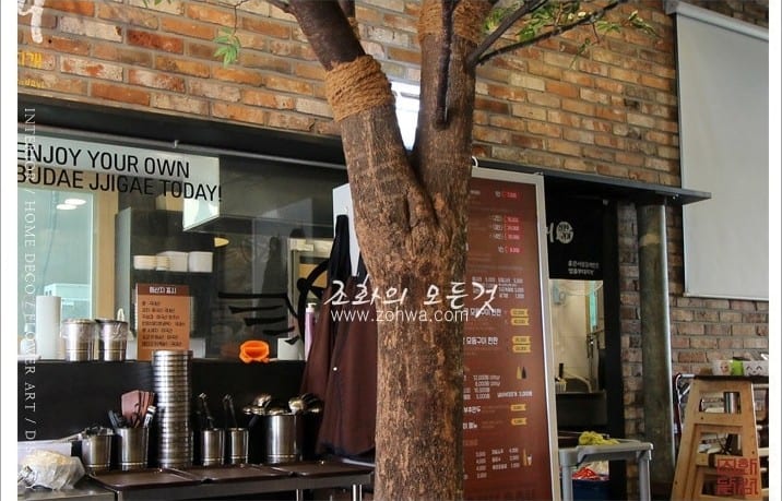 인천 존슨부대찌개 구월점 — 나무 곁 카운터 자리