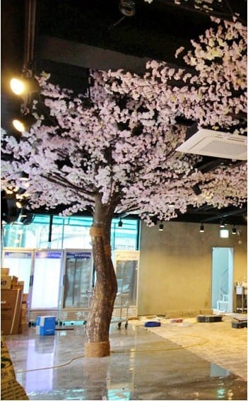 서울 종로 벚꽃야시장 — 설치 중인 대형 벚꽃나무