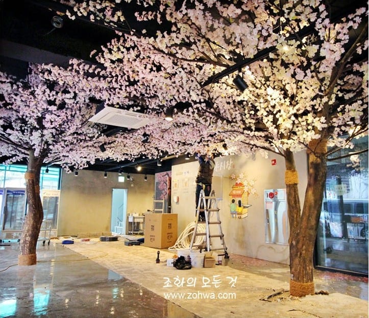 서울 종로 벚꽃야시장 — 자리를 잡아 가는 나무 배치 작업