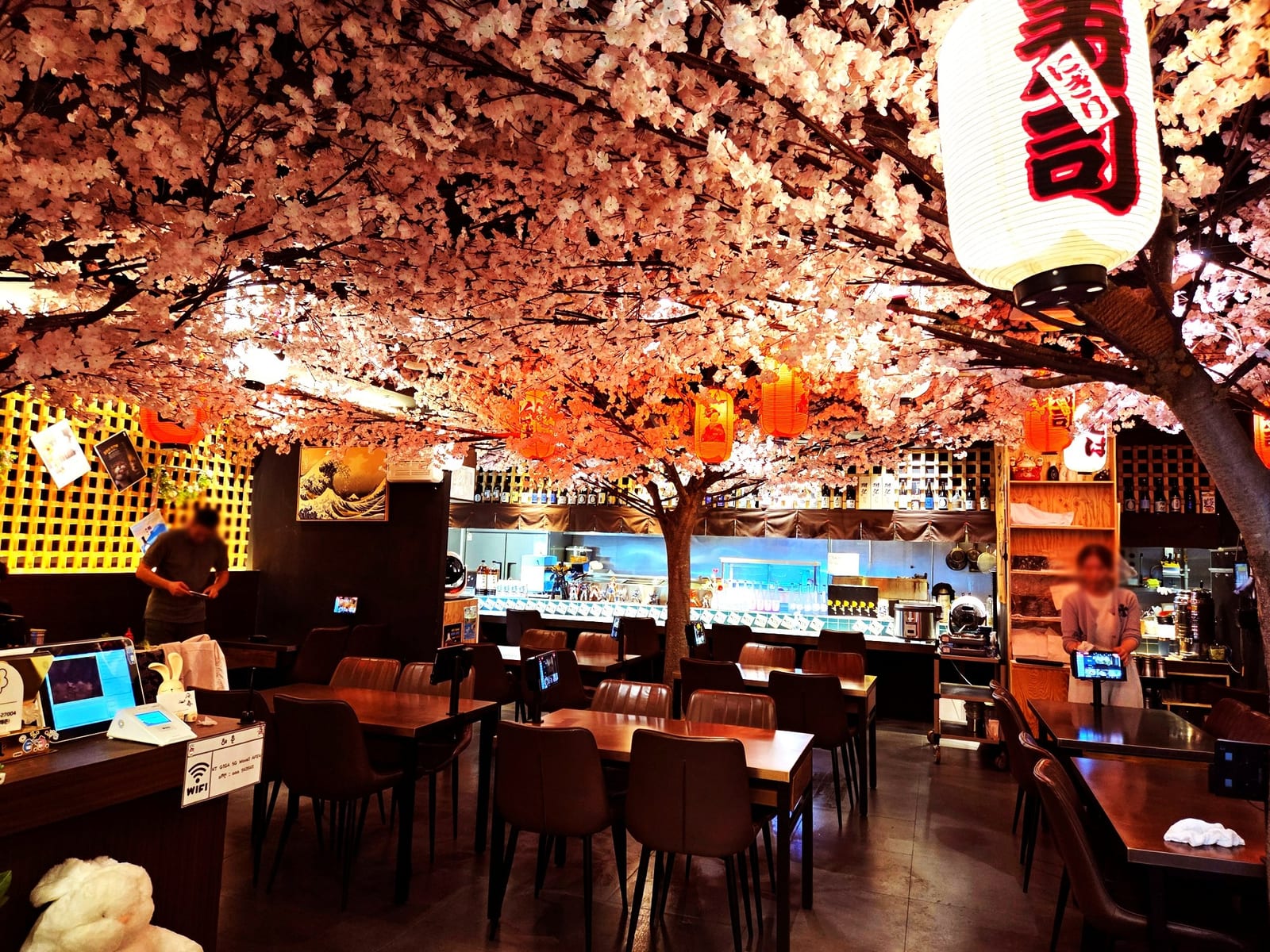 서울 강남 이자카야 — 주황 불빛이 캐노피 전체에 번지는 저녁의 홀