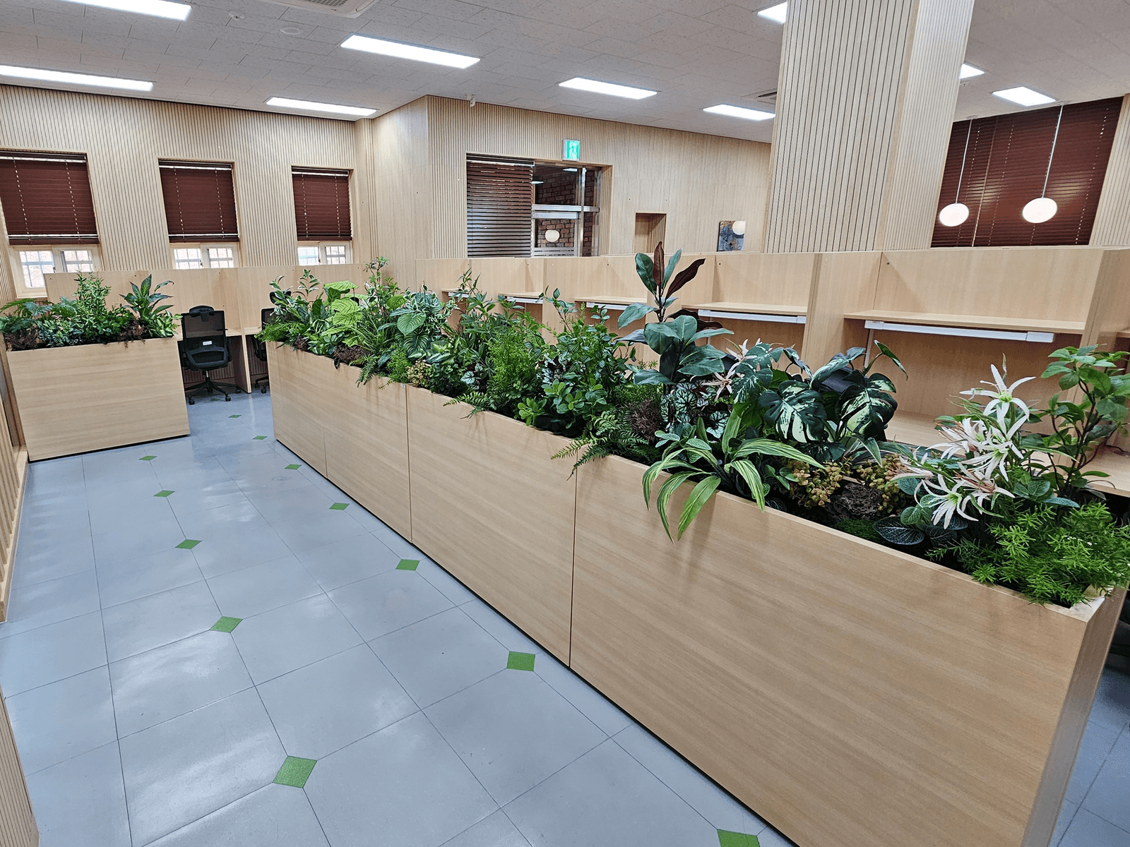 충남 천안 연암대학교 도서관 — 통로를 따라 놓인 플랜트박스 초록이 열람 구역을 감싼 모습