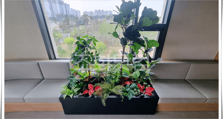 오산 롯데인재개발원 우드 벤치와 어울리는 검은 플랜트박스