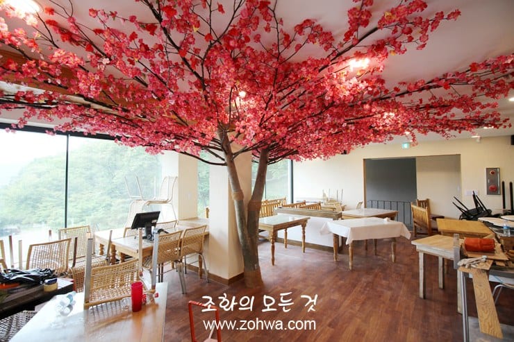 광명 매화 곤드레밥 — 홀 중앙 매화나무와 식탁