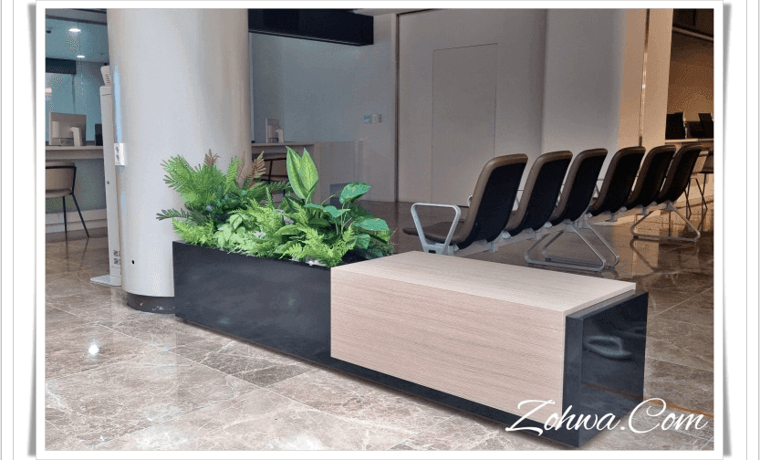 서울 고대 구로병원 로비 — 나무 벤치와 인조 플랜트박스를 하나로 결합해 좌석 옆에 녹색을 둔 모습