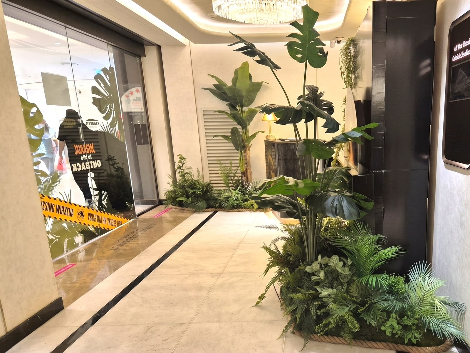 삼성동 코엑스 아웃백 — 입구에서 매장 복도까지 이어지는 정글 무드